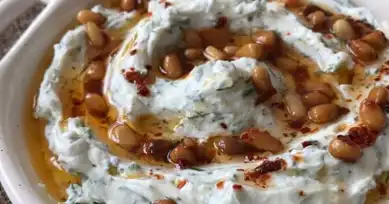 Nefis Çam Fıstıklı ve Dereotlu Yoğurt Mezesi Tarifi