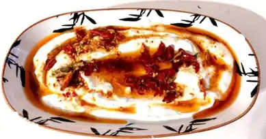 Fırınlanmış Acı Biberli Yoğurt Mezesi (Atom Meze)