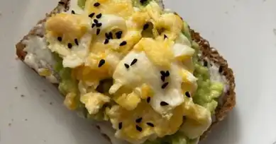 Pratik ve Lezzetli Avokadolu Yumurtalı Kahvaltı Tarifi