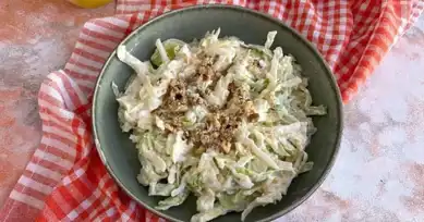 Nefis Ayvalı Marul Salatası Tarifi