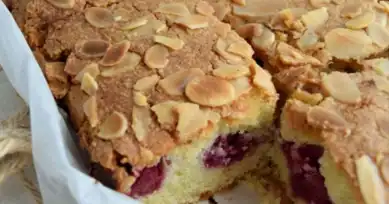 Nefis Bademli Frambuazlı Kek Tarifi