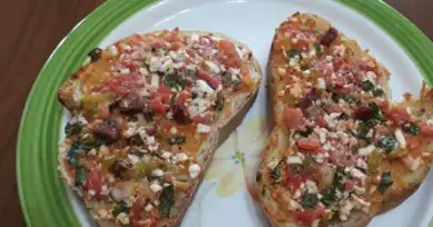 Bayat Ekmekten Lezzetli Pizza Tarifi!