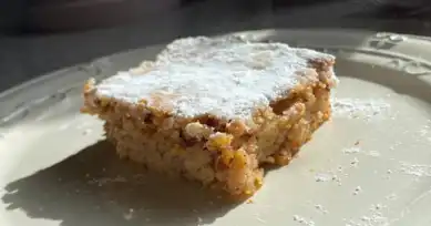 Bayat Ekmekten Lezzetli Elmalı Kek Tarifi
