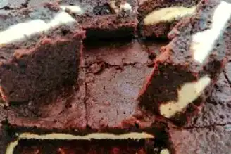 Tadı Damakta Kalan Beyaz Çikolatalı Lokmalık Brownie Tarifi