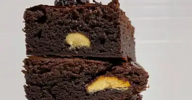 Beyaz Çikolatalı Böğürtlenli Brownie Tarifi