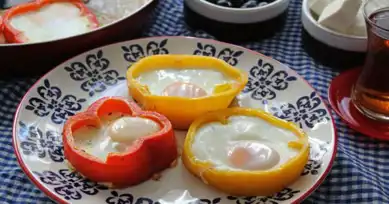 Renkli Biberlerde Yumurta: Nefis Bir Kahvaltılık Tarif!