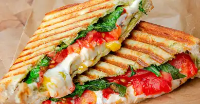 Çeşitli Peynirlerle Lezzet Şöleni: Bol Peynirli Tost Tarifi