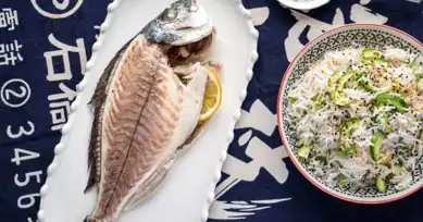 Buharda Pişmiş Lezzetli Balık ve Pirinç Salatası