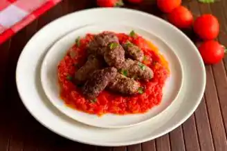 Nefis Domates Soslu Köfte Tarifi
