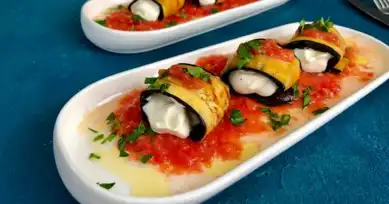 Nefis Domates Soslu Yoğurtlu Patlıcan Sarma Tarifi