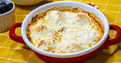 Nefis Domatesli Kaşarlı Yumurta Kapaması Tarifi
