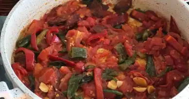Hızlı Kahvaltılık: Domatesli ve Biberli Sucuk Tarifi