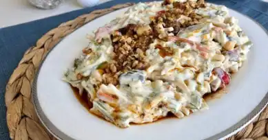 Doyurucu Erişteli Yoğurtlu Sebze Salatası Tarifi