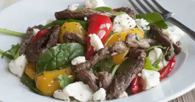 Hızlı ve Lezzetli Etli Peynirli Ispanak Salatası