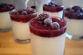 Nefis Frambuazlı Panna Cotta Tarifi