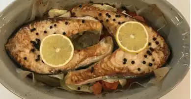 Fırında Sebzelerle Pişmiş Lezzetli Somon