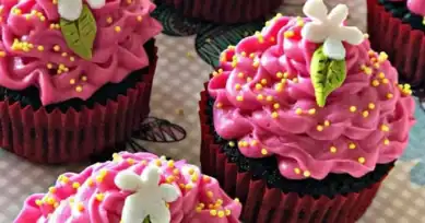 Çilek Kremalı Kakaolu Cupcake Tarifi