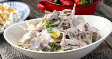 Yazın Ferah Lezzeti: Çilek Soslu Semizotu Salatası