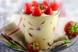 Serinletici Çilekli Bisküvili Puding Tarifi