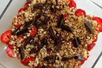 Nefis Çilekli Crumble Tarifi
