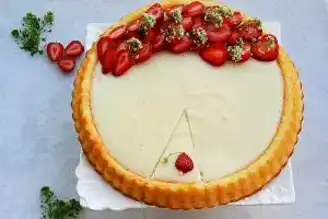 Nefis Çilekli Kremalı Tart