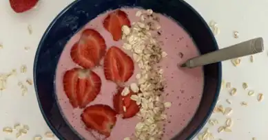 Pratik ve Lezzetli: Çilekli Smoothie Bowl Tarifi