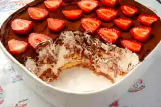 Nefis Çilekli Tiramisu Tarifi