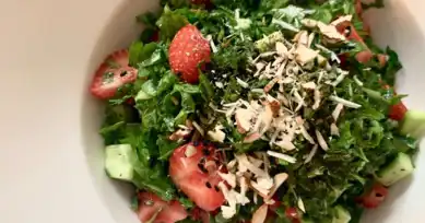 Ferah ve Lezzetli: Çilekli Yaz Salatası Tarifi