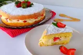 Nefis Çilekli Yumuşak Pasta Tarifi