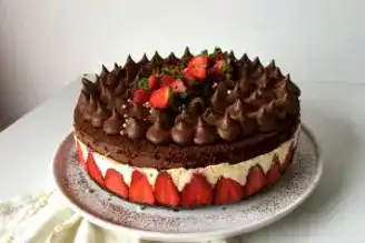 Nefis Kakaolu Çilekli Pasta Tarifi