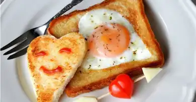Kalp Şeklinde Romantik Yumurta Kahvaltısı