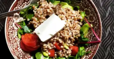 Pratik ve Lezzetli Karabuğdaylı Fit Salata Tarifi