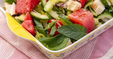 Yaz Güneşinin Tadı: Karpuz ve Peynir Salatası Tarifi