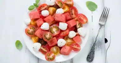 Yaz Güneşinin Tadı: Karpuzlu Domates Salatası