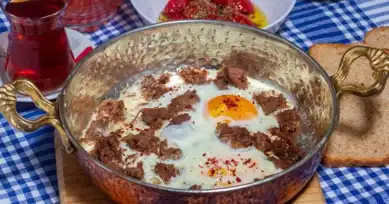 Pazar Kahvaltısına Özel: Kavurmalı Yumurta Tarifi