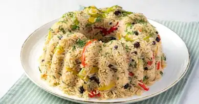 Kek Kalıbında Renkli Pirinç Salatası Tarifi