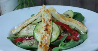 Yazın En Lezzetli Kinoalı Hellimli Salata Tarifi