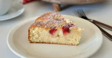 Nefis Çilekli Kremalı Kek Tarifi