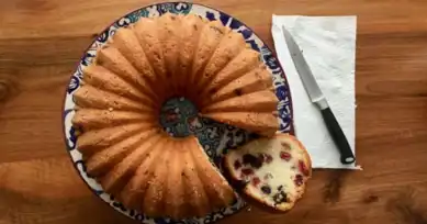 Nefis Kırmızı Meyveli Kek Tarifi