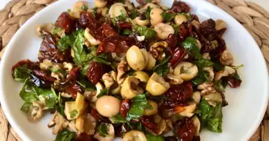 Nefis Kuru Domatesli Zeytin Salatası Tarifi
