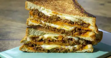 Çıtır Tostta Lezzet Bombası: Kıymalı Tarif!
