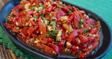 Nefis Közlenmiş Biber Salatası Tarifi