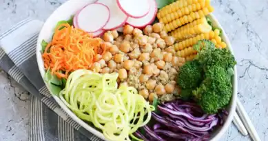 Nefis Vegan Nohutlu Kinoalı Salata Tarifi