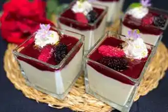 Nefis Orman Meyveli Panna Cotta Tarifi