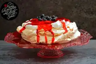 Nefis Orman Meyveli Pavlova Tarifi