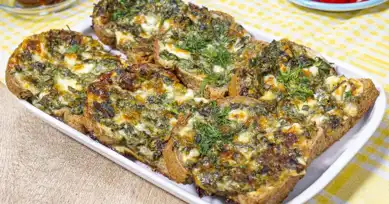 Fırında 10 Dakikada Otlu Peynirli Yumurtalı Ekmek Tarifi