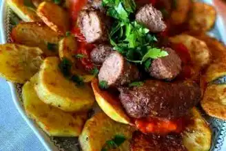 Patates Yatağında Lezzetli Soslu Köfte Tarifi