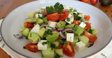 Nefis Peynirli Avokado Salatası Tarifi