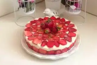 Pratik ve Lezzetli Çilekli Pasta Tarifi