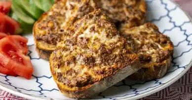 Fırında Kıymalı Peynirli Ekmek (Prensesa Tarifi)